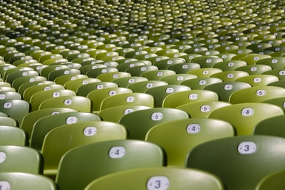 绿色的椅子上很多
